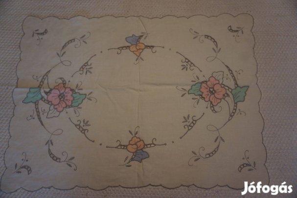 38x55 cm.-es vajszínű terítő színes hímzéssel eladó