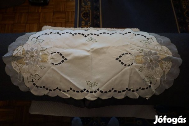 38x89 cm.-es asztali fehér riselt és színesen hímzett terítő eladó