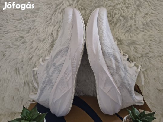 39,5-es Asics Novablast 5 női futócipő