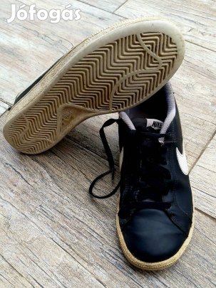 39-as Nike Court Royale utcai cipő