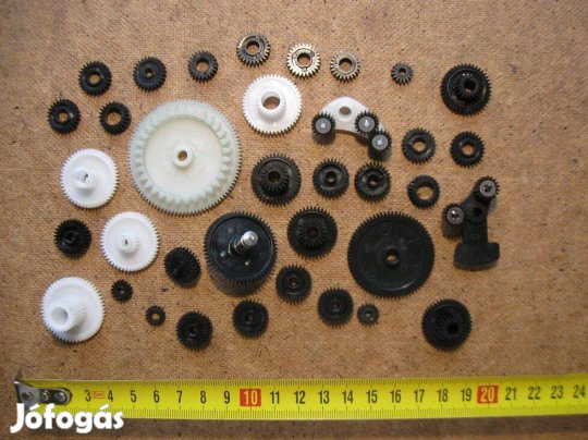 39 darab műanyag fogaskerék (modul=0.52)