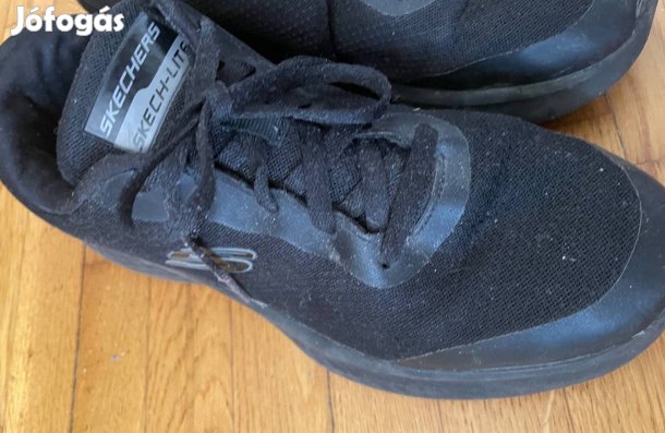 39-és fekete Sketchers cipő