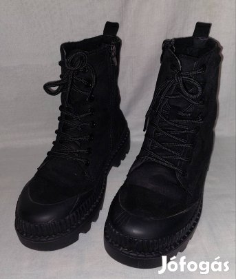 39-es fekete bakancs