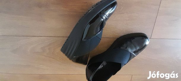 39-es nagyon szép hibátlan lakkbőr tavaszi cipő női