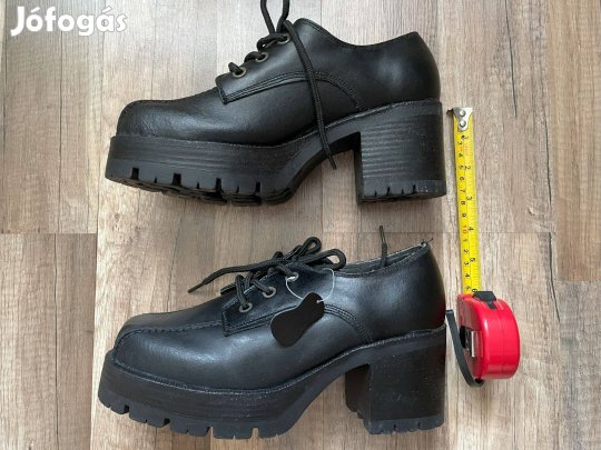 39-es női magastalpú fekete cipő