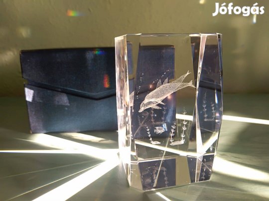 3D gravírozott kristályhasáb delfinekkel (48x48x78 mm) díszdobozban