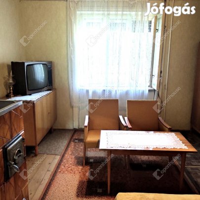 3,5 szobás, azonnal birtokba vehető családi ház eladó Pápa közelében!