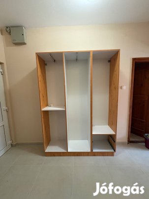 3 ajtós szekrénysor tükörrel és felsőszekrényekkel