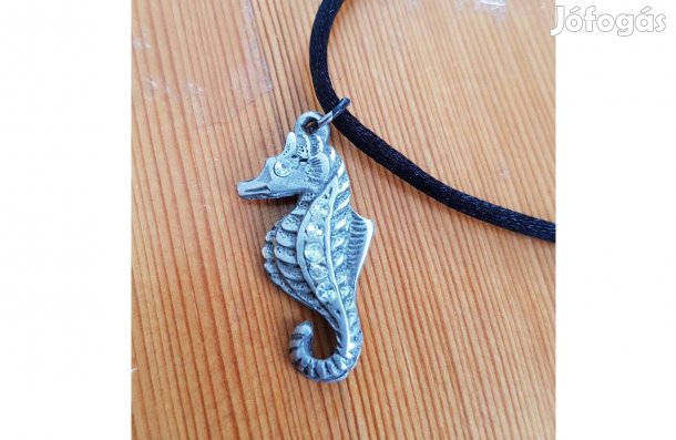 3 cm-es csikóhal medál