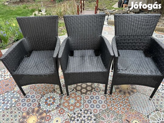 3 db kifogástalan vázú, a rattan ülőrészen némileg megnyúlt fotel