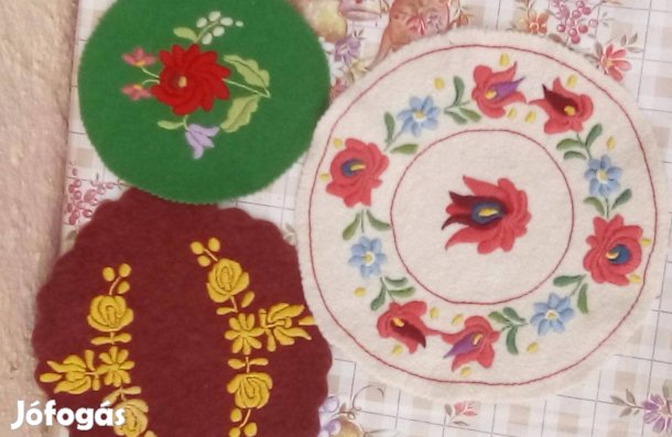 3 db retro kézi hímzésű posztó alapú kisterítő / pohár alátétnek pl