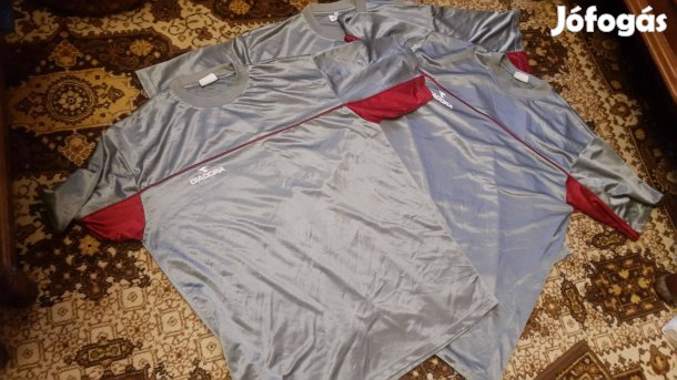 3 db számozott, XL-es, Diadora futballmez + 1 ajándék póló