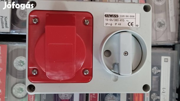 3 f. csatlakozóaljzat kapcsolóval