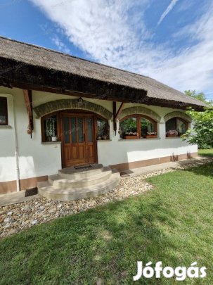 3 rendbeli, igényes lakóházas ingatlan erdős területen eladó