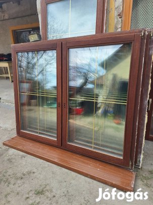 3 rétegű üvegezéssel.Mahagóni ablakok Zsalugáterrel. Párkánnyal
