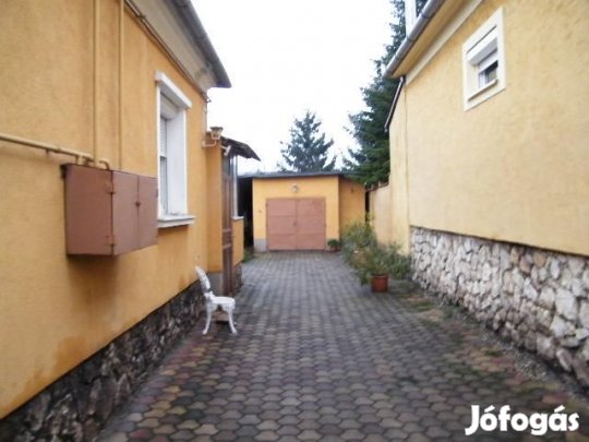 3 szoba + nappalis lakóház - Pápa