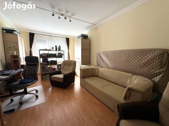 3 szoba hallos erkélyes lakás eladó