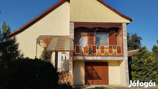 3 szobás, szinteltolásos, garázsos családi ház eladó Nagycsécsen!