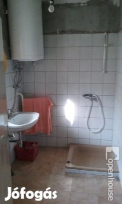 3 szobás családi ház eladó Pápa közelében!