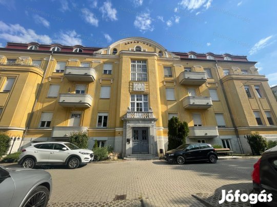 3 szobás lakás az Árpád-házban saját autóbeállóval eladó!