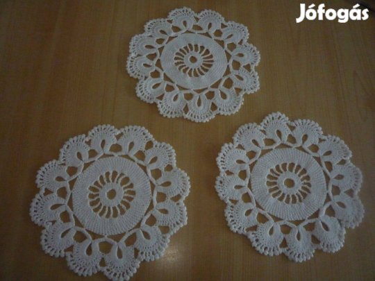 3db egyforma horgolt terítő 16 cm átmérőjű
