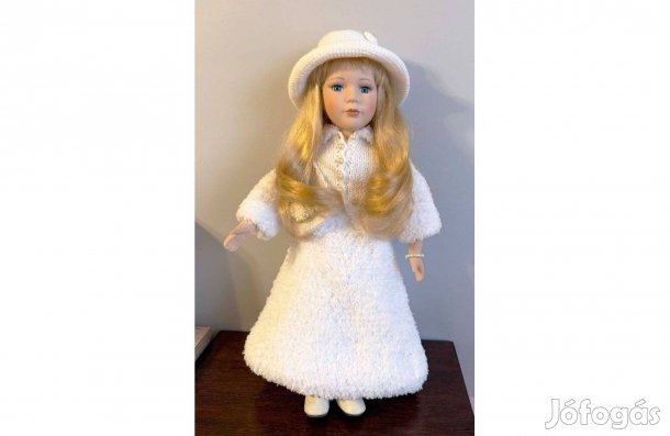 40 cm öltöztethető porcelán fejű baba eladó