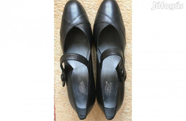 40-es Estrella fekete magassarkú cipő