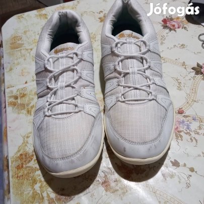 40-es Skechers erős sportcipő