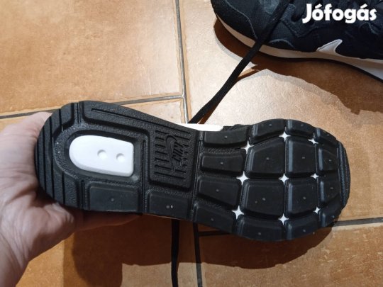 40-es Új Nike cipő 