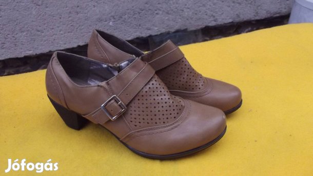 40-es cipő eladó!
