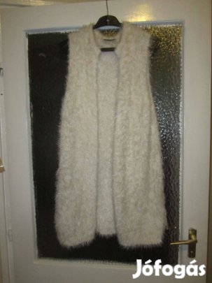 40-es fehér szőrös mellény