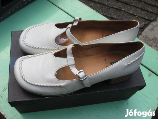 40-es női fehér félcipő