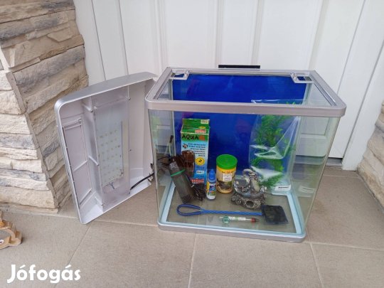 40 literes használt, íves elejű akvárium szett. Led fénnyel. Sok felsz