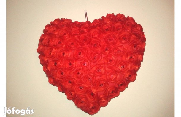 40x37 cm-es csupa rózsás szív párna gyöngyökkel akaszthatós 4200,-Ft