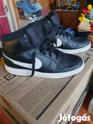 41-es Nike magasszáru új