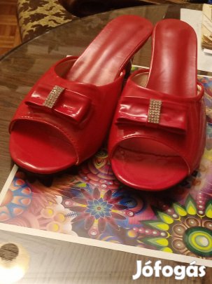 41es Női piros lakk papucs , kényelmes sarokkal 9000ft óbuda Női magas