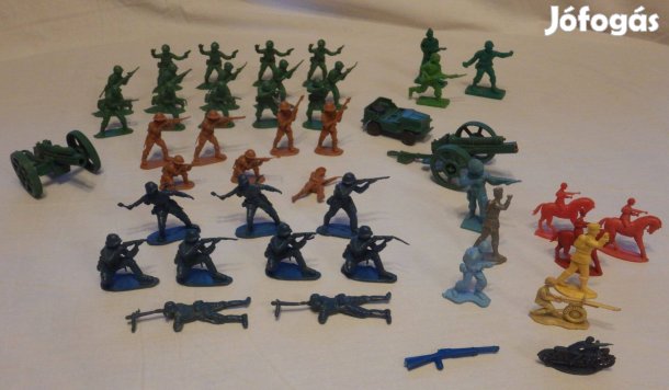 42 darab retro műanyag katona egyben