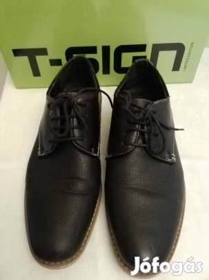 42-es új állapotú férfi, fiú cipő dobozában