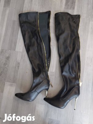 42-es új szerű tűsarkú csizma térdcsizma fekete cipzáras