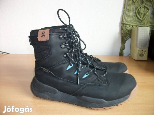 42-s méretű bakancs