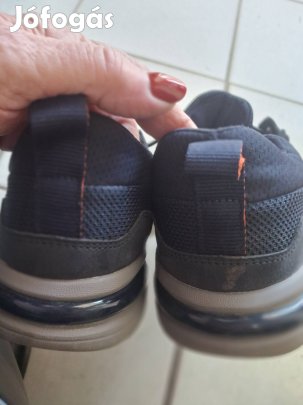 43 as Bugatti férfi cipöeladva.