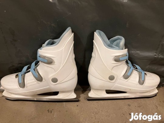 43-as férfi korcsolya (újszerű, gyári dobozában)