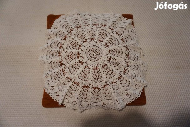 43 cm.-es kerek, csillag mintás fehér csipke terítő eladó