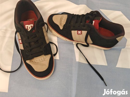 44-es DC cipő