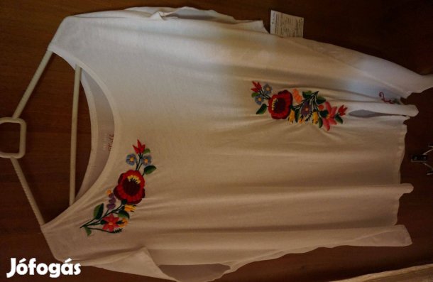 44-es fehér kivágásos női blúz színes kalocsi hímzéssel eladó