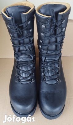44-es újszerű katonai bakancs eladó.