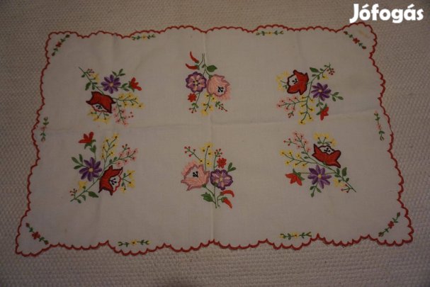 44x69 cm.-es, kézzel hímzett színes virág mintás terítő eladó