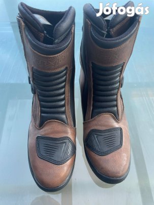 46os új motoros bakancs