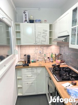 49 nm-es kiadó lakás a Népfürdő utcában.