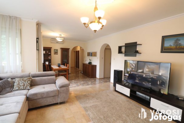 4/1. ben. 2 lakás ,1 garázs, 1 beálló !